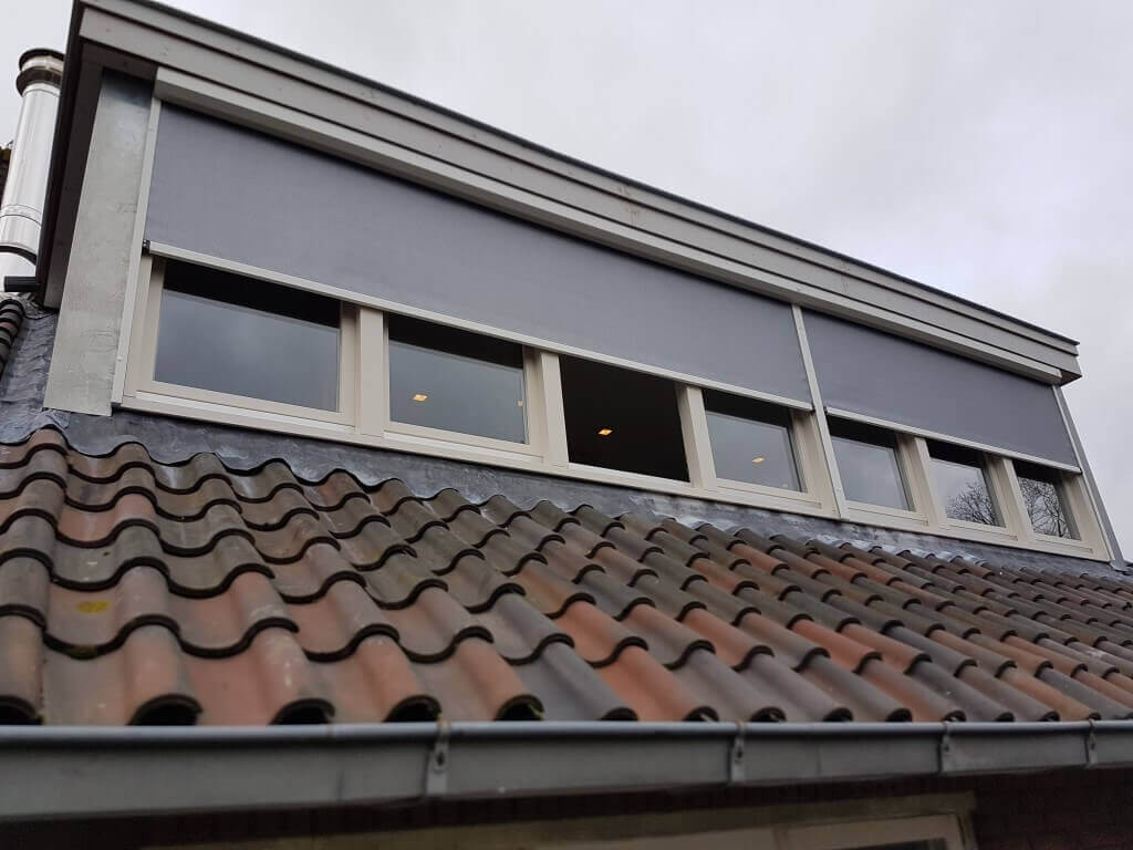 Ritsscreen Hilversum met verduisterend doek op dakkapel