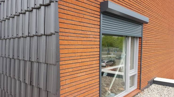 Rolluiken bij storm, open of dicht